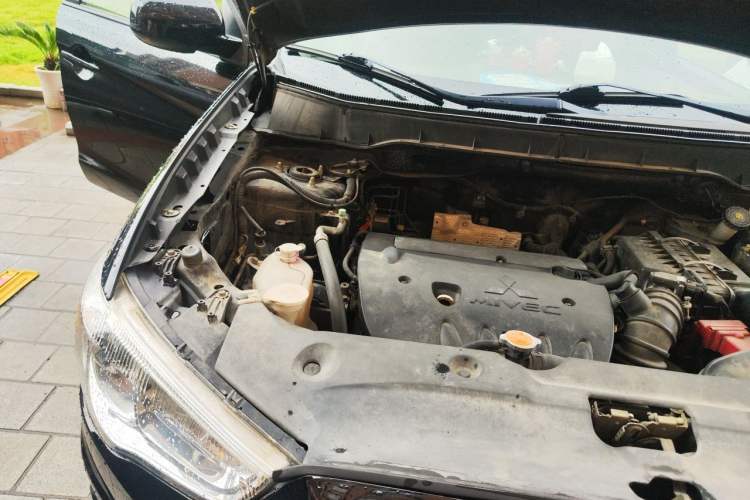 Used Mitsubishi ASX 2013 2.0L CVT Two-Wheel Drive Elite Edition Engine Bay Right