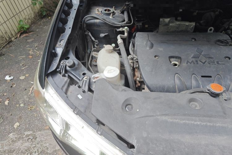 Used Mitsubishi ASX 2013 2.0L CVT Two-Wheel Drive Elite Edition Engine Bay Right