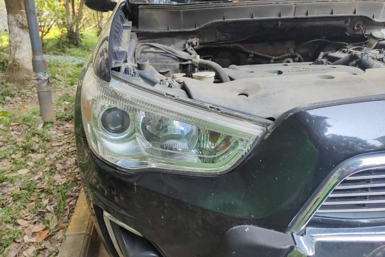 Used Mitsubishi ASX 2013 2.0L CVT Four-Wheel Drive Premium Edition Right Front Headlight