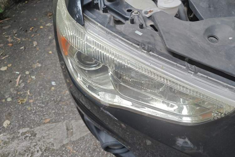 Used Mitsubishi ASX 2013 2.0L CVT Two-Wheel Drive Elite Edition Right Front Headlight