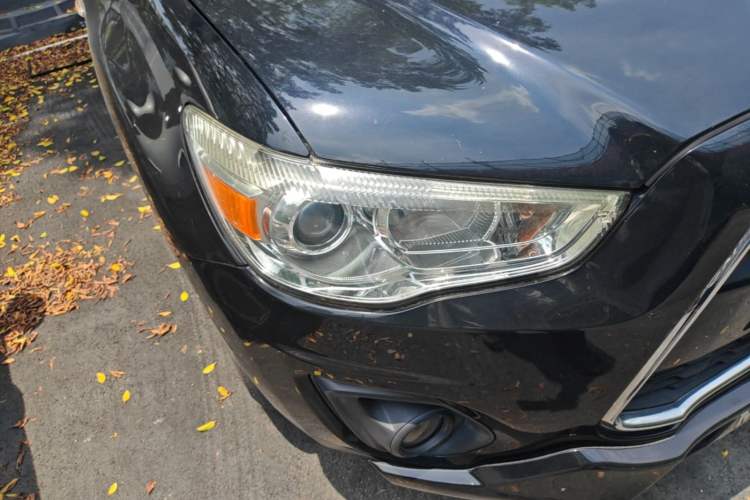 Used Mitsubishi ASX 2013 2.0L CVT Two-Wheel Drive Elite Edition Right Front Headlight