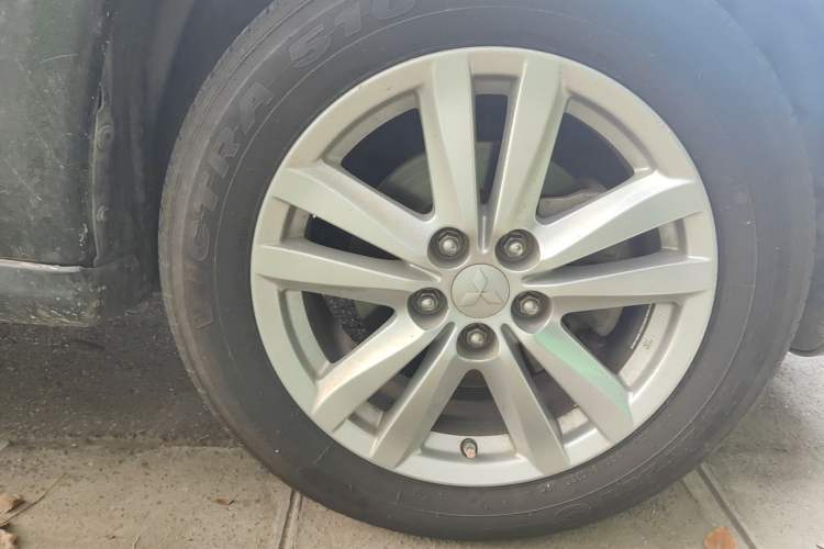 Used Mitsubishi ASX 2013 2.0L CVT Four-Wheel Drive Premium Edition Right Front Wheel Hub