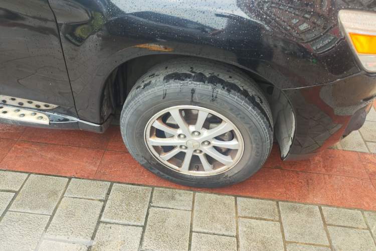Used Mitsubishi ASX 2013 2.0L CVT Two-Wheel Drive Elite Edition Right Front Wheel Hub