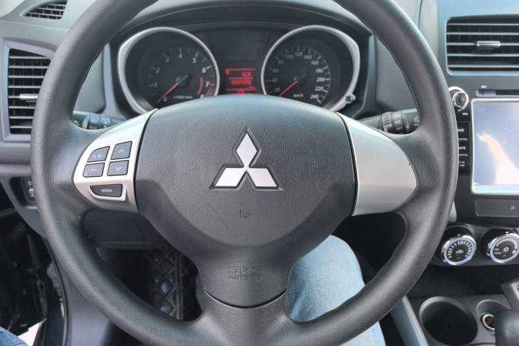 Used Mitsubishi ASX 2013 2.0L CVT Two-Wheel Drive Elite Edition Steering Wheel