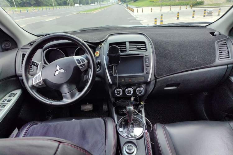 Used Mitsubishi ASX 2013 2.0L CVT Four-Wheel Drive Premium Edition Center Console