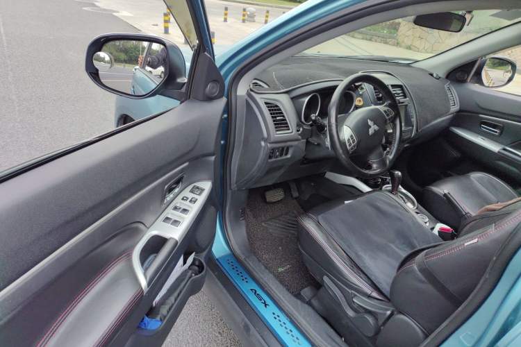 Used Mitsubishi ASX 2013 2.0L CVT Four-Wheel Drive Premium Edition Driver Seat