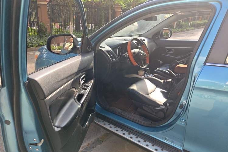 Used Mitsubishi ASX 2013 2.0L CVT Four-Wheel Drive Premium Edition Driver Seat