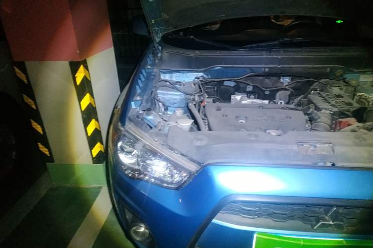 Used Mitsubishi ASX 2013 2.0L CVT Two-Wheel Drive Elite Edition Engine Bay Right