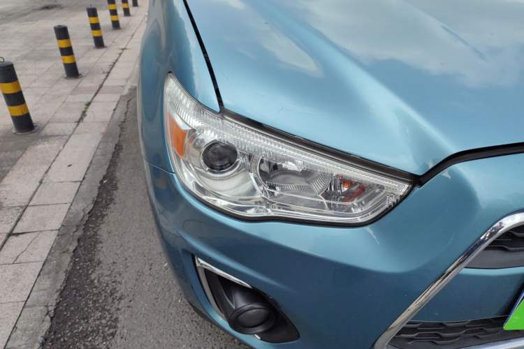 Used Mitsubishi ASX 2013 2.0L CVT Four-Wheel Drive Premium Edition Right Front Headlight