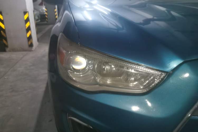 Used Mitsubishi ASX 2013 2.0L CVT Two-Wheel Drive Luxury Edition Right Front Headlight