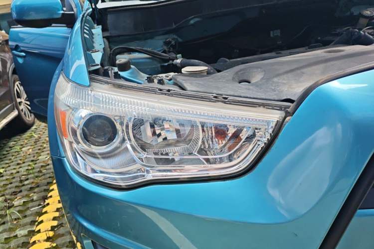 Used Mitsubishi ASX 2013 2.0L CVT Two-Wheel Drive Elite Edition Right Front Headlight