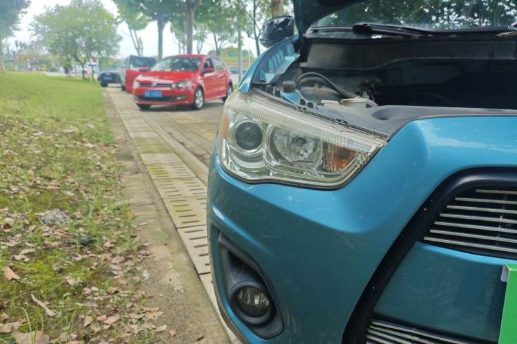 Used Mitsubishi ASX 2013 2.0L CVT Two-Wheel Drive Elite Edition Right Front Headlight