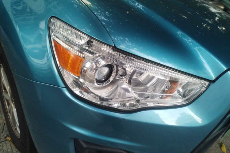 Used Mitsubishi ASX 2013 2.0L CVT Two-Wheel Drive Elite Edition Right Front Headlight