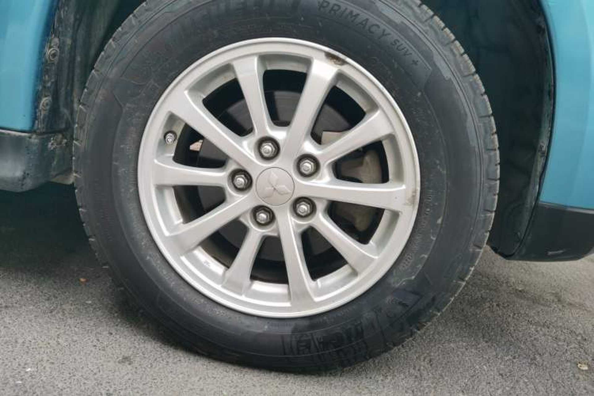 Used Mitsubishi ASX 2013 2.0L CVT Two-Wheel Drive Luxury Edition Right Front Wheel Hub