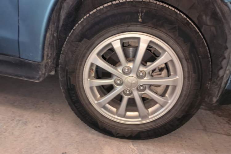 Used Mitsubishi ASX 2013 2.0L CVT Two-Wheel Drive Elite Edition Right Front Wheel Hub