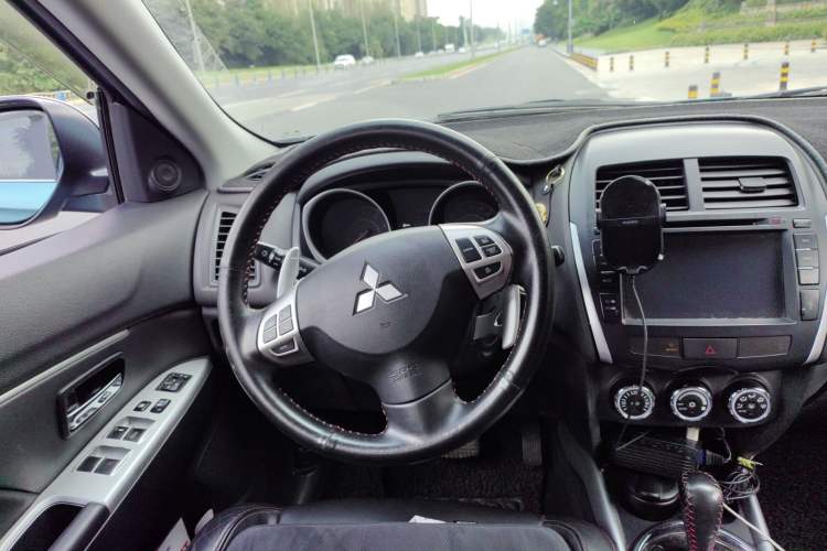 Used Mitsubishi ASX 2013 2.0L CVT Four-Wheel Drive Premium Edition Steering Wheel