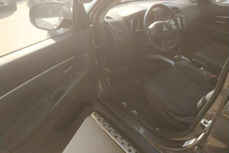 Used Mitsubishi ASX 2013 2.0L CVT Two-Wheel Drive Elite Edition Interior 2