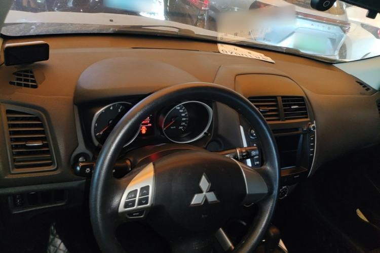 Used Mitsubishi ASX 2013 2.0L CVT Two-Wheel Drive Elite Edition Center Console