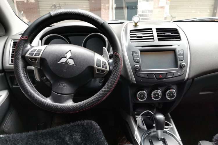 Used Mitsubishi ASX 2013 2.0L CVT 4x4 Flagship Edition Center Console