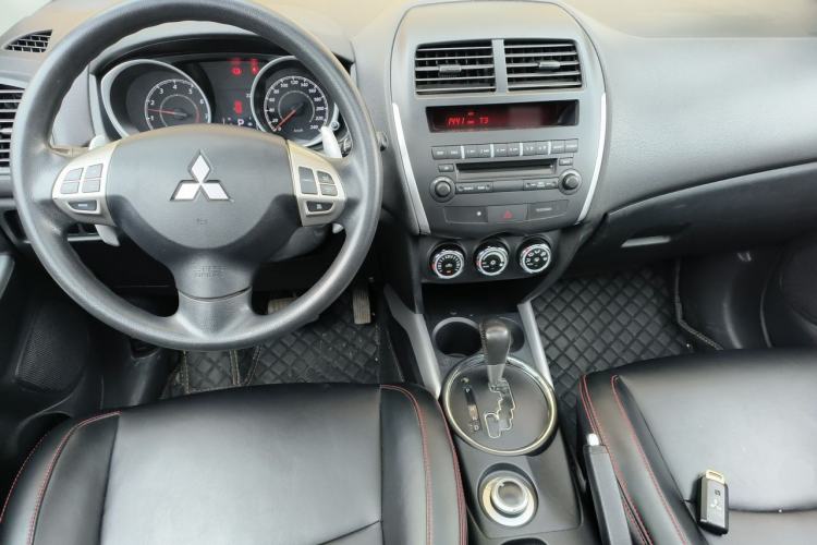 Used Mitsubishi ASX 2013 2.0L CVT Four-Wheel Drive Premium Edition Center Console