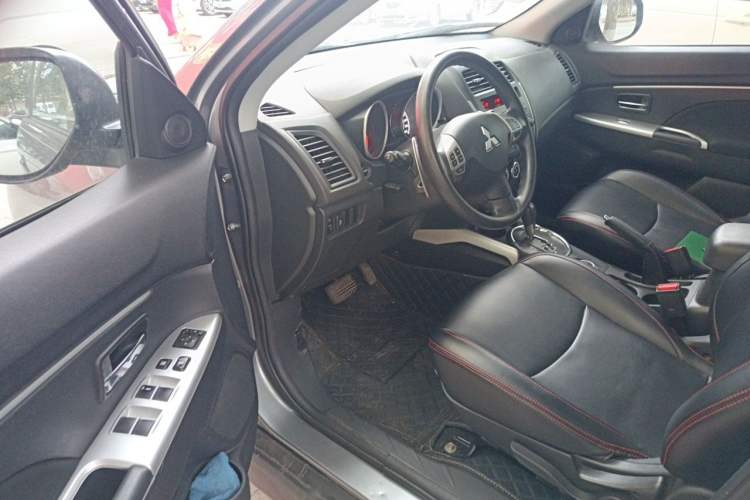 Used Mitsubishi ASX 2013 2.0L CVT Four-Wheel Drive Premium Edition Driver Seat