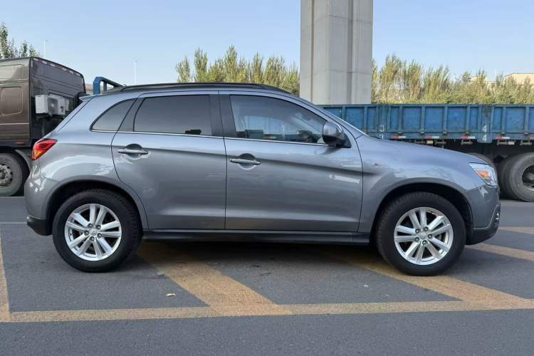 Used Mitsubishi ASX 2013 2.0L CVT Four-Wheel Drive Premium Edition Exterior 2