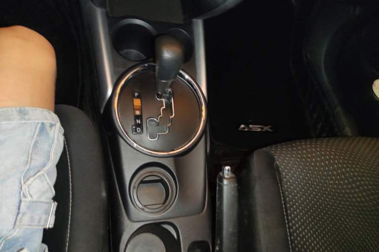 Used Mitsubishi ASX 2013 2.0L CVT Two-Wheel Drive Elite Edition Gear Lever