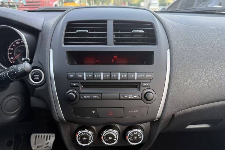 Used Mitsubishi ASX 2013 2.0L CVT Four-Wheel Drive Premium Edition Interior 2