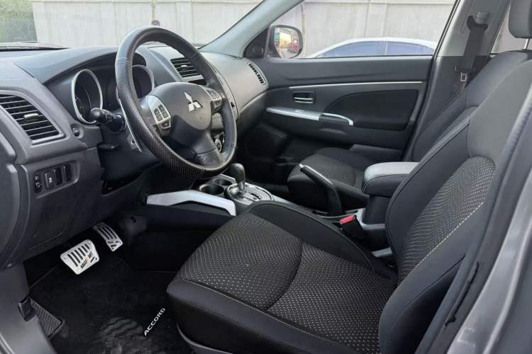 Used Mitsubishi ASX 2013 2.0L CVT Four-Wheel Drive Premium Edition Interior 3