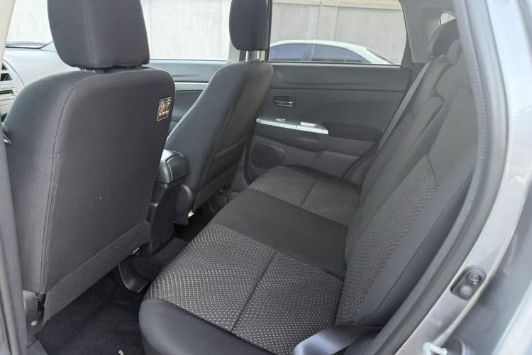 Used Mitsubishi ASX 2013 2.0L CVT Four-Wheel Drive Premium Edition Interior 4