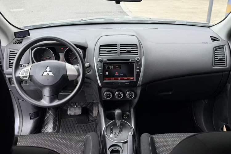 Used Mitsubishi ASX 2013 2.0L CVT Two-Wheel Drive Elite Edition Interior 6