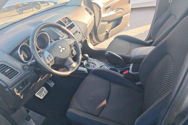 Used Mitsubishi ASX 2013 2.0L CVT Four-Wheel Drive Premium Edition Left Front Seat
