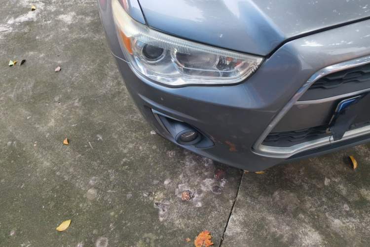 Used Mitsubishi ASX 2013 2.0L CVT Two-Wheel Drive Luxury Edition Right Front Headlight