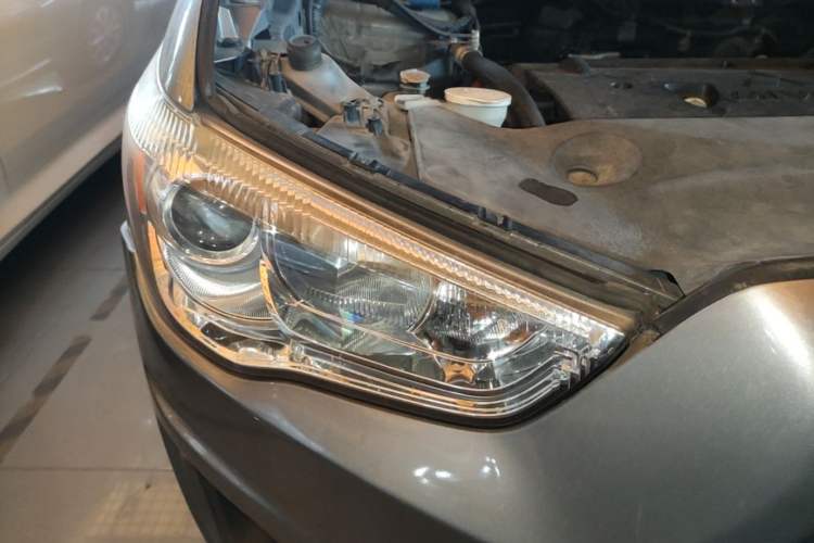 Used Mitsubishi ASX 2013 2.0L CVT Two-Wheel Drive Elite Edition Right Front Headlight