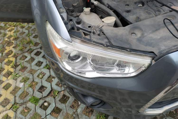 Used Mitsubishi ASX 2013 2.0L CVT Two-Wheel Drive Elite Edition Right Front Headlight