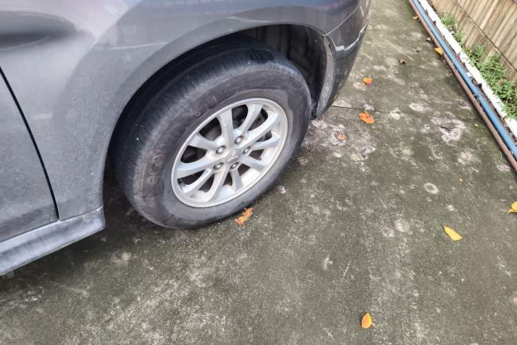 Used Mitsubishi ASX 2013 2.0L CVT Two-Wheel Drive Luxury Edition Right Front Wheel Hub