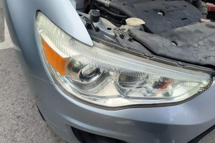 Used Mitsubishi ASX 2013 2.0L CVT Two-Wheel Drive Elite Edition Right Front Headlight