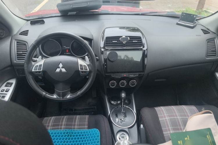 Used Mitsubishi ASX 2013 2.0L CVT Four-Wheel Drive Premium Edition Center Console