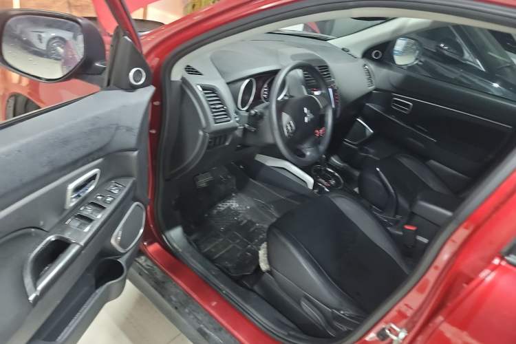Used Mitsubishi ASX 2013 2.0L CVT Two-Wheel Drive Elite Edition Driver Seat