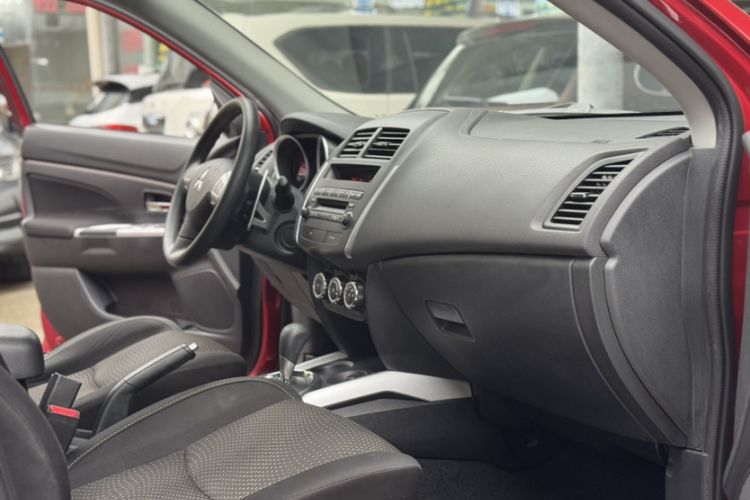 Used Mitsubishi ASX 2013 2.0L CVT Four-Wheel Drive Premium Edition Interior 3