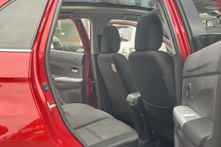 Used Mitsubishi ASX 2013 2.0L CVT Four-Wheel Drive Premium Edition Interior 4