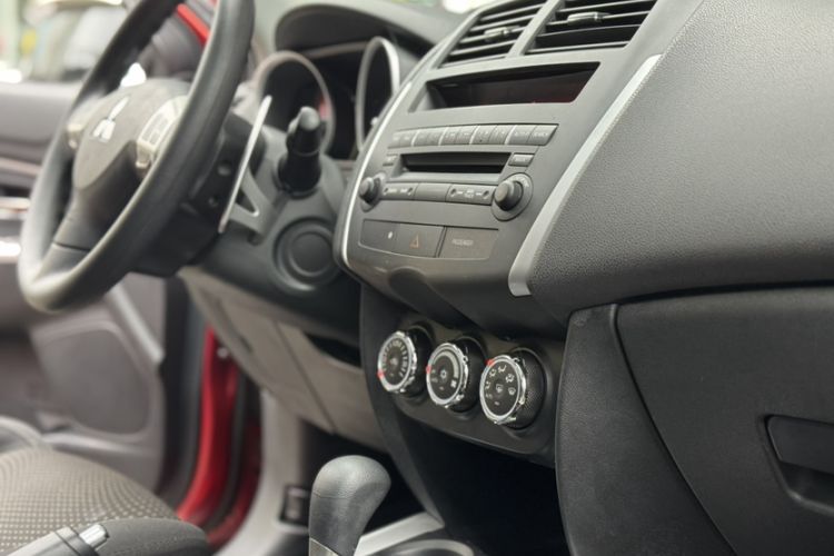 Used Mitsubishi ASX 2013 2.0L CVT Four-Wheel Drive Premium Edition Interior 5