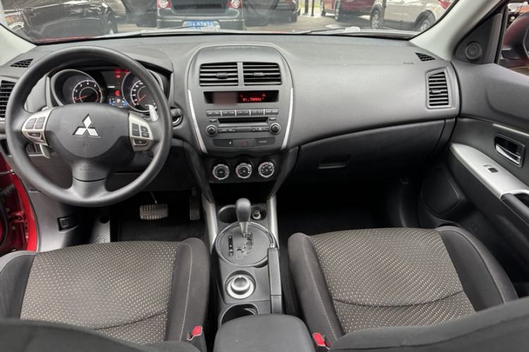 Used Mitsubishi ASX 2013 2.0L CVT Four-Wheel Drive Premium Edition Interior 8