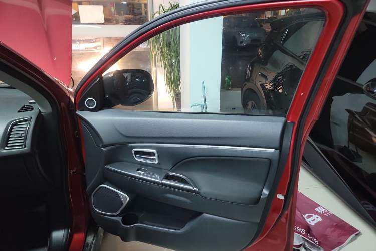 Used Mitsubishi ASX 2013 2.0L CVT Two-Wheel Drive Elite Edition Right Front Door Interior