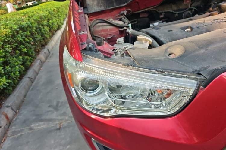 Used Mitsubishi ASX 2013 2.0L CVT Two-Wheel Drive Luxury Edition Right Front Headlight