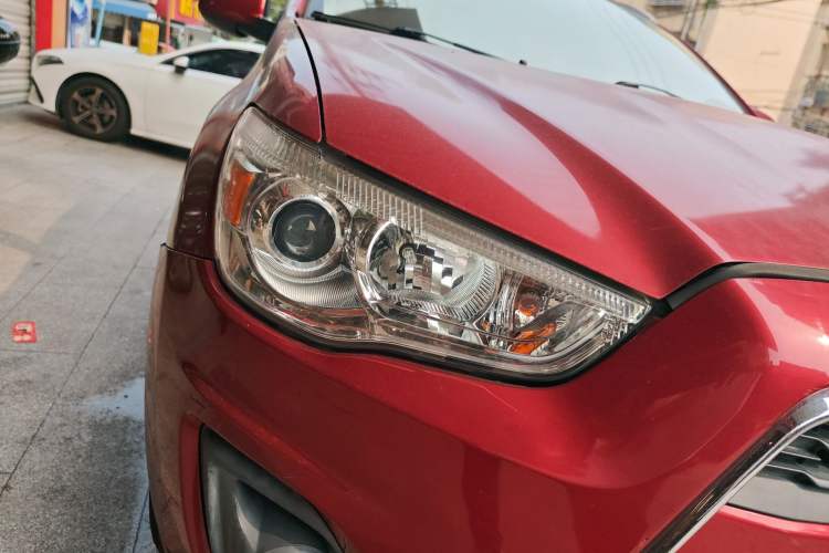 Used Mitsubishi ASX 2013 2.0L CVT Two-Wheel Drive Elite Edition Right Front Headlight