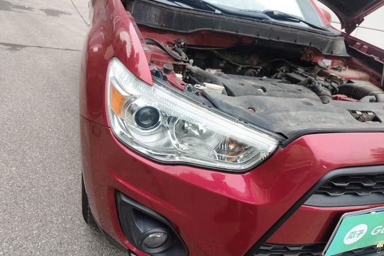 Used Mitsubishi ASX 2013 2.0L CVT Two-Wheel Drive Elite Edition Right Front Headlight
