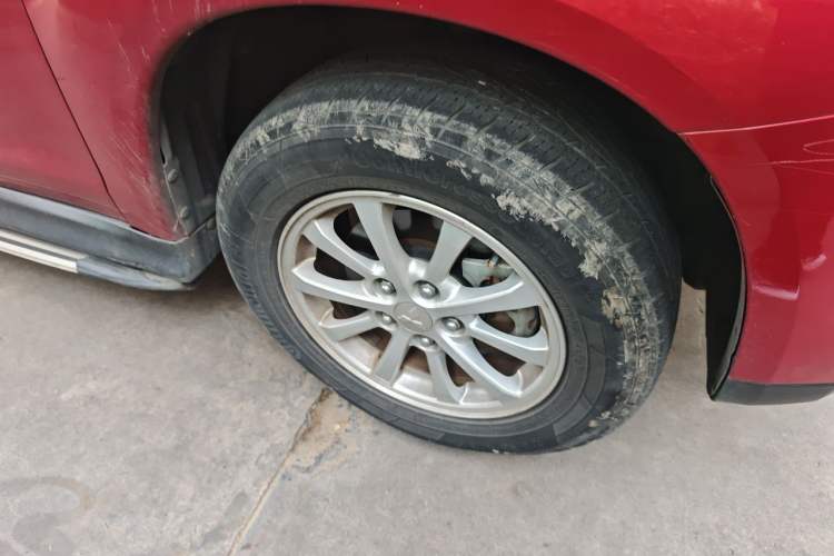Used Mitsubishi ASX 2013 2.0L CVT Two-Wheel Drive Luxury Edition Right Front Wheel Hub