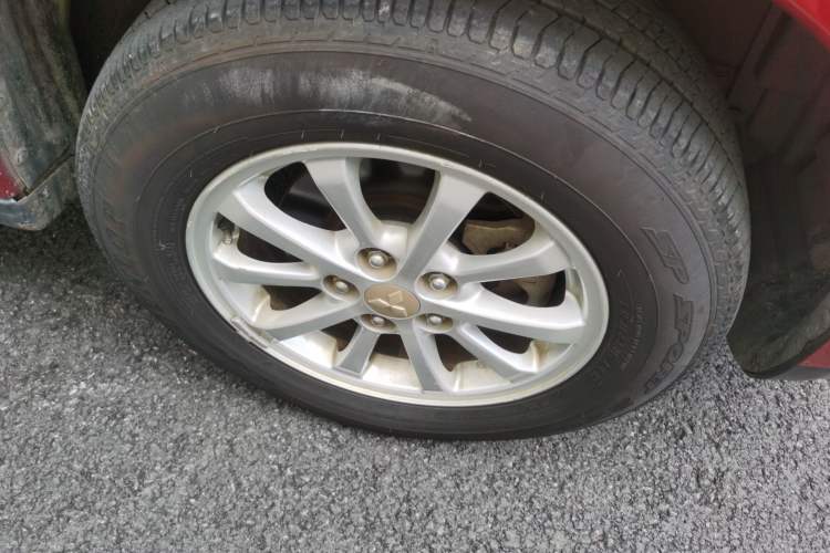 Used Mitsubishi ASX 2013 2.0L CVT Two-Wheel Drive Elite Edition Right Front Wheel Hub