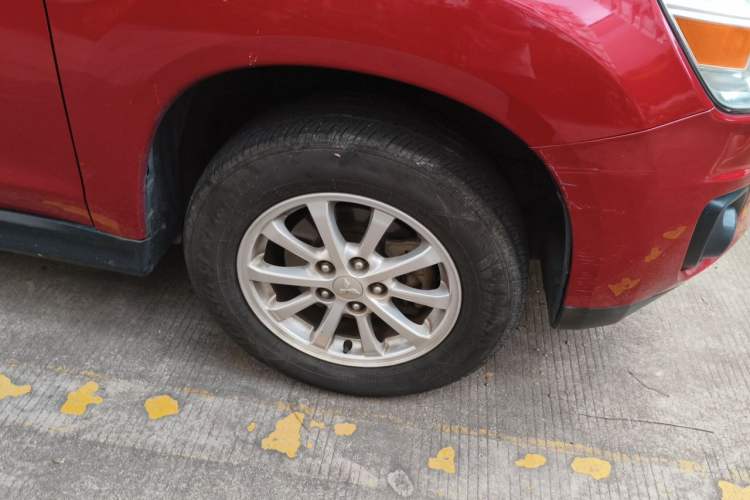 Used Mitsubishi ASX 2013 2.0L CVT Two-Wheel Drive Elite Edition Right Front Wheel Hub